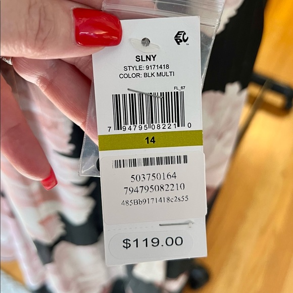 Flowing gown, lightweight with tags never worn - Picture 2 of 5